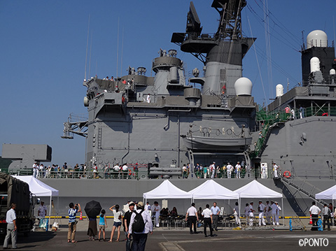 護衛艦しらねを少し離れた位置から見た写真