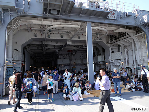 しらねの甲板から格納庫を見た写真