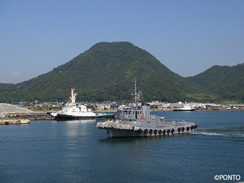 しらねに近づくタグボートの写真