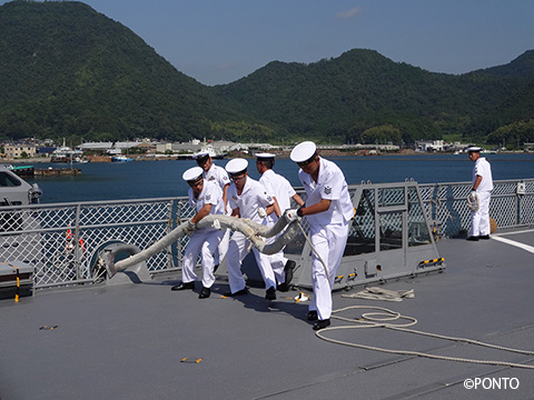 ロープを引っ張る若い隊員の写真