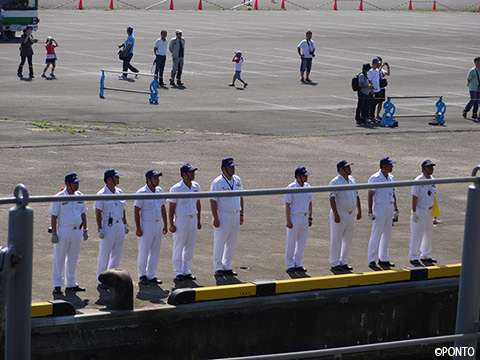 護岸で整備員が整列してしらねを見送る写真
