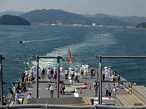 しらねの艦橋から後方の風景を見た写真