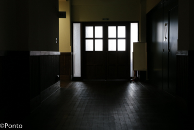 廊下の突き当たりの扉の写真