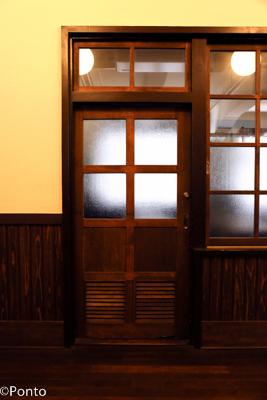 教室の扉の写真