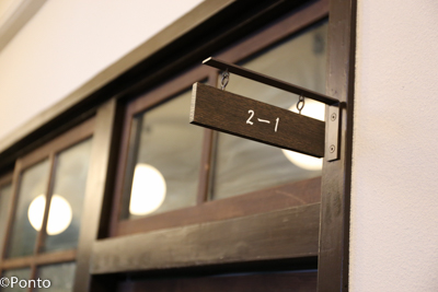 クラスの番号札の写真