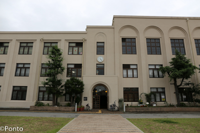 校舎の正面の写真