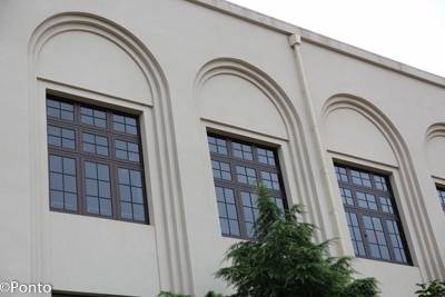 校舎の窓付近の写真