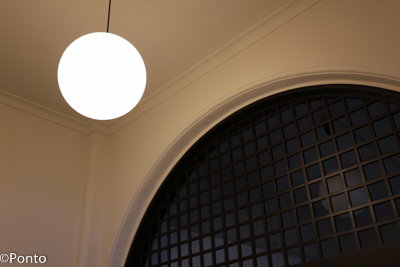 室内の照明と明かり窓の写真