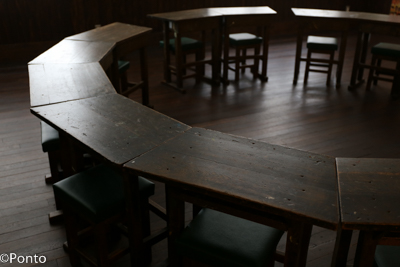 丸く並んだ机の写真