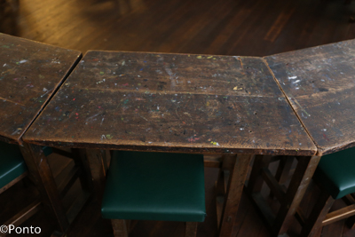 丸く並んだ机に近付いた写真